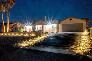 Exterior - Unique 3 bdrm + Studio w/ Lake and Mountain Views (Lake Havasu City)