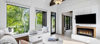 Luxury villa - a stones throw from the lake