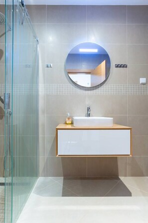 Baignoire, séchoir à cheveux, serviettes fournies