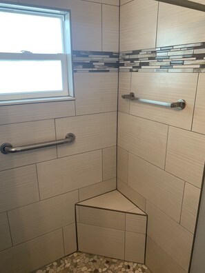 Dusche, Handtücher, Seife, Toilettenpapier