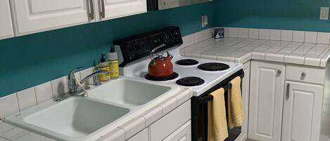 Refrigerador, microondas, horno y parrilla de estufa