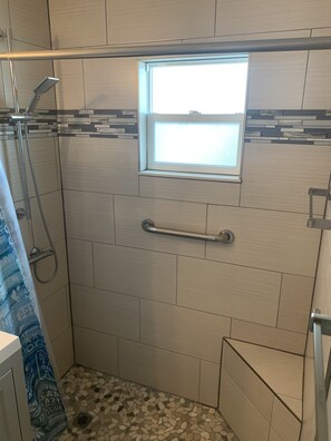 Shower, towels, soap, toilet paper - Beach! Beach! and more Beach!!!! (Ormond Beach)