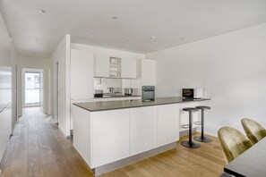 Fridge, microwave, oven, stovetop - Lovely Matthäus 3.5 Room w/ W/D, nr Market, by Blueground (Basel)