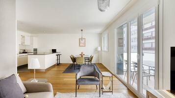 Ein modernes Apartment mit Küche, Essbereich und Wohnzimmer.