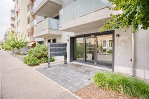 Exterior detail - Lovely Matthäus 3.5 Room w/ W/D, nr Market, by Blueground (Basel)