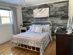 3 bedrooms, desk, iron/ironing board, travel crib - Cottage - The Retro   (Saint-Michel-de-Bellechasse)