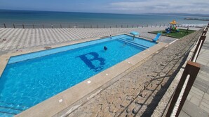 A swimming pool with a letter 'B' on the edge, surrounded by a pebble deck and a metal railing. - SPA BEACH HOUSE con PLAYA PRIVADA/PISCINA/JACUZZI (Manta)