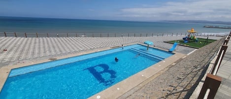 Una piscina cubierta, una piscina al aire libre