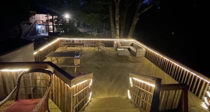 5 bedroom home w/ hot tub, fire pit, & lake access!