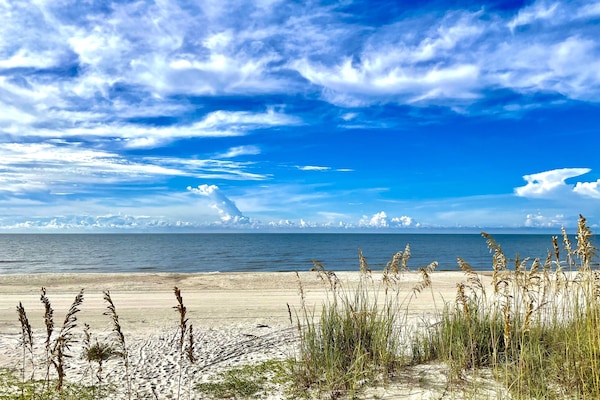 Plage à proximité, chaises longues, serviettes de plage