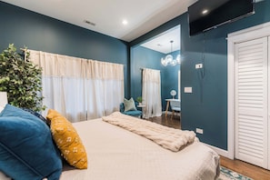 4 habitaciones, escritorio y tabla de planchar con plancha 