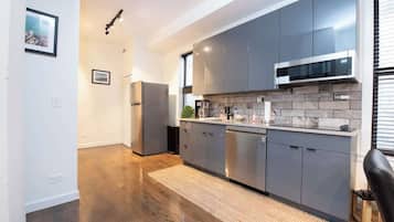 Fridge, microwave, stovetop, dishwasher