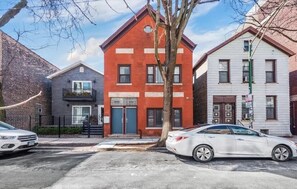 Exterior - Charming & Comfy Gem ~ 10 Mins to Downtown ~Patio! (Chicago)