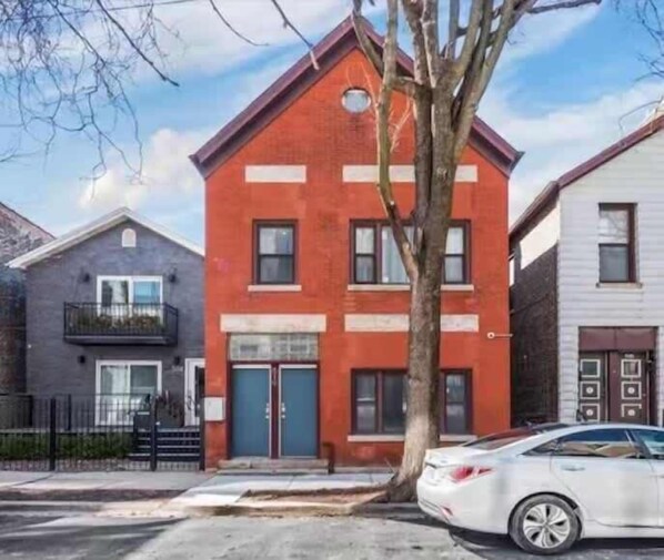 Exterior - Charming & Comfy Gem ~ 10 Mins to Downtown ~Patio! (Chicago)