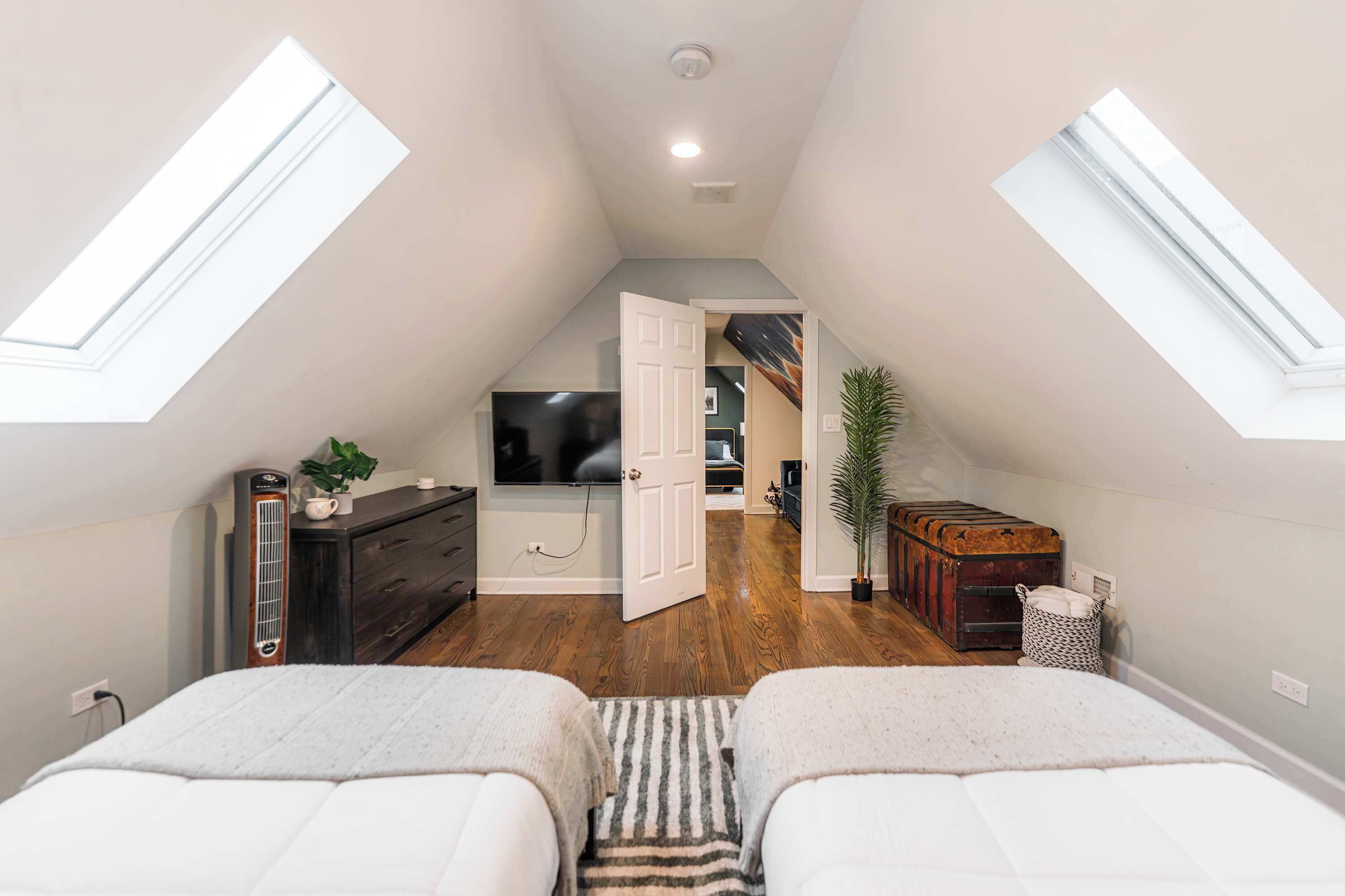 4 bedrooms, desk, iron/ironing board, travel crib