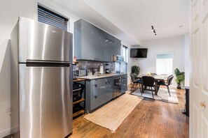 Fridge, microwave, stovetop, dishwasher