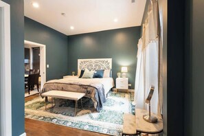 4 bedrooms, desk, iron/ironing board, travel cot - Charming & Comfy Gem ~ 10 Mins to Downtown ~Patio! (Chicago)