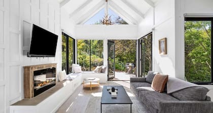 Luxury Villa - simple stones throw from the lake