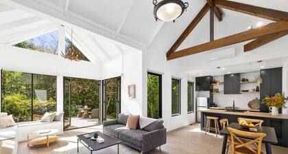 Luxury Villa - simple stones throw from the lake