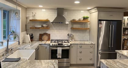 Cozy, updated 3bd home in Holderness-Squam Lake- walk to town-AC!