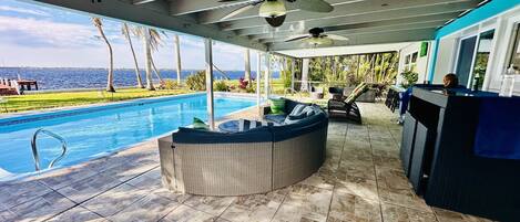 Utomhuspool och uppvärmd pool