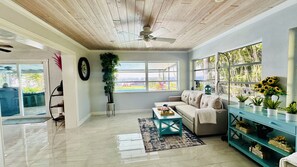 Smart-TV, Kamin, Tischfußball, Stereoanlage