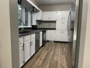 Frigorífico, microondas, horno y placa de cocina