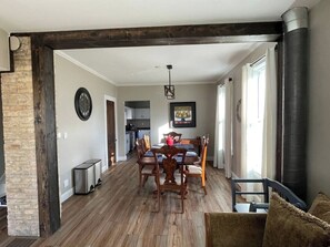 Smart-tv, dvd-spelare och böcker