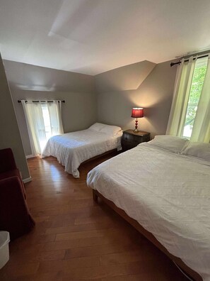 3 dormitorios, tabla de planchar con plancha, cuna de viaje