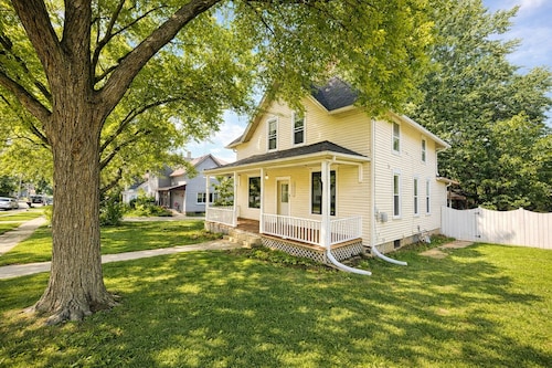 Charming 1920 Historic Home near Huntley Square with Arcade Games!