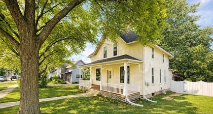 Charming 1920 Historic Home near Huntley Square with Arcade Games!