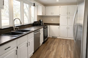 Refrigerador, microondas, horno y parrilla de estufa