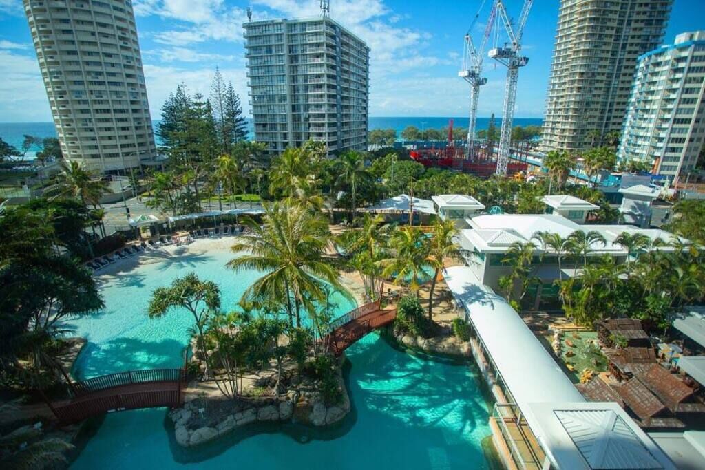 Luxury, Hi Level, Ocean View Apartment In Surfers