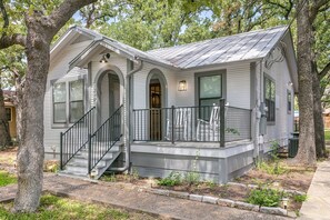 Exterior - OsterHaus | King Beds | Private Hot Tub | Full Kitchen (Fredericksburg)