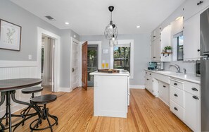 Fridge, microwave, oven, stovetop - OsterHaus | King Beds | Private Hot Tub | Full Kitchen (Fredericksburg)