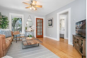 TV - OsterHaus | King Beds | Private Hot Tub | Full Kitchen (Fredericksburg)