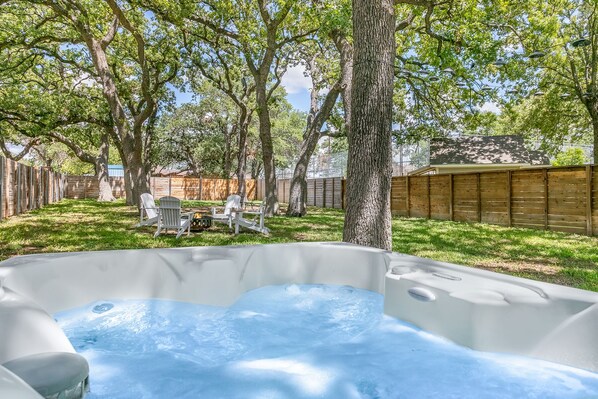 Outdoor spa tub - OsterHaus | King Beds | Private Hot Tub | Full Kitchen (Fredericksburg)