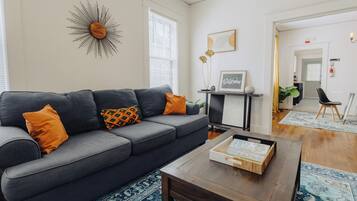 Smart TV, Netflix, Hulu, streaming services