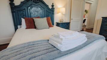 2 soverom, skrivebord, strykejern/-brett og wi-fi (inkludert)