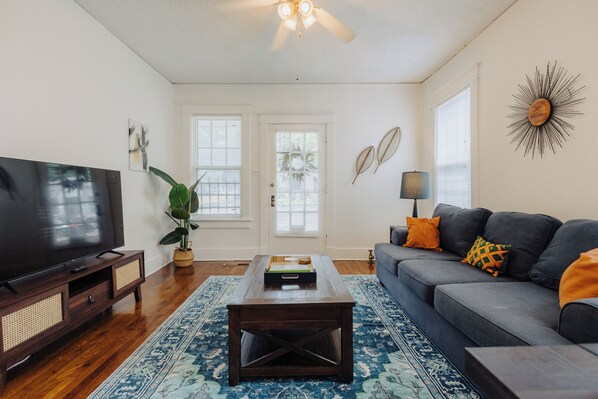 Smart TV, Netflix, Hulu, streaming services - Historic Revival 2BR Midtown Memphis Free Parking (Memphis)