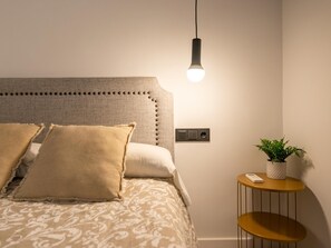 4 bedrooms, iron/ironing board, internet, bed sheets