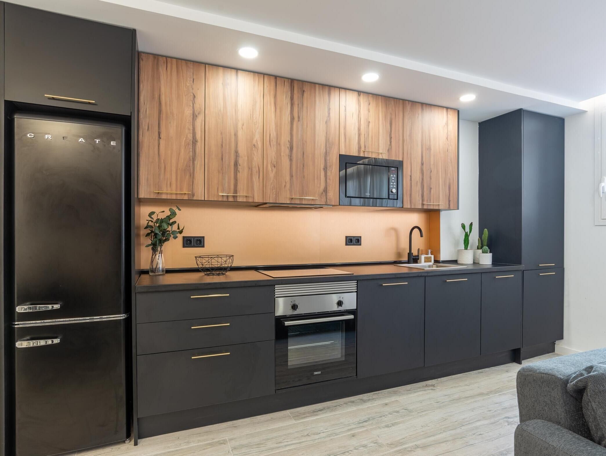 Geladeira, micro-ondas, fogão, lava-louças