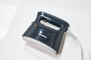 Un electrodoméstico Panasonic con asa y cable.
