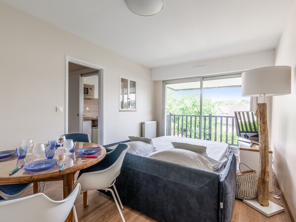 1 bedroom, iron/ironing board, bed sheets