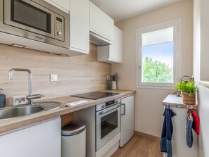 Réfrigérateur, micro-ondes, lave-vaisselle, cafetière/bouilloire