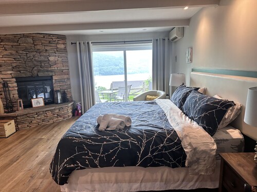 Superb suite with magnificent lake and mountain views