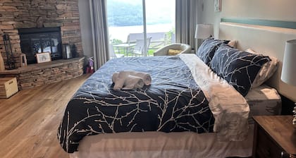 Superb suite with magnificent lake and mountain views