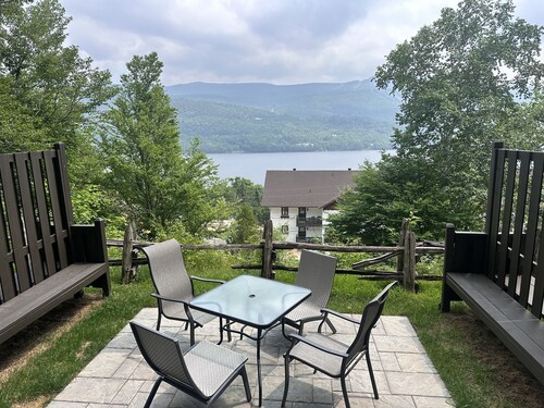 A beautiful suite with a magnificent view of the lake and the mountains