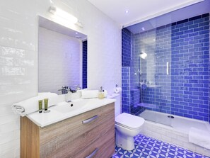 Een douche, gratis toiletartikelen, handdoeken, zeep