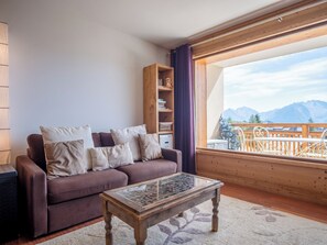 Una televisión, libros